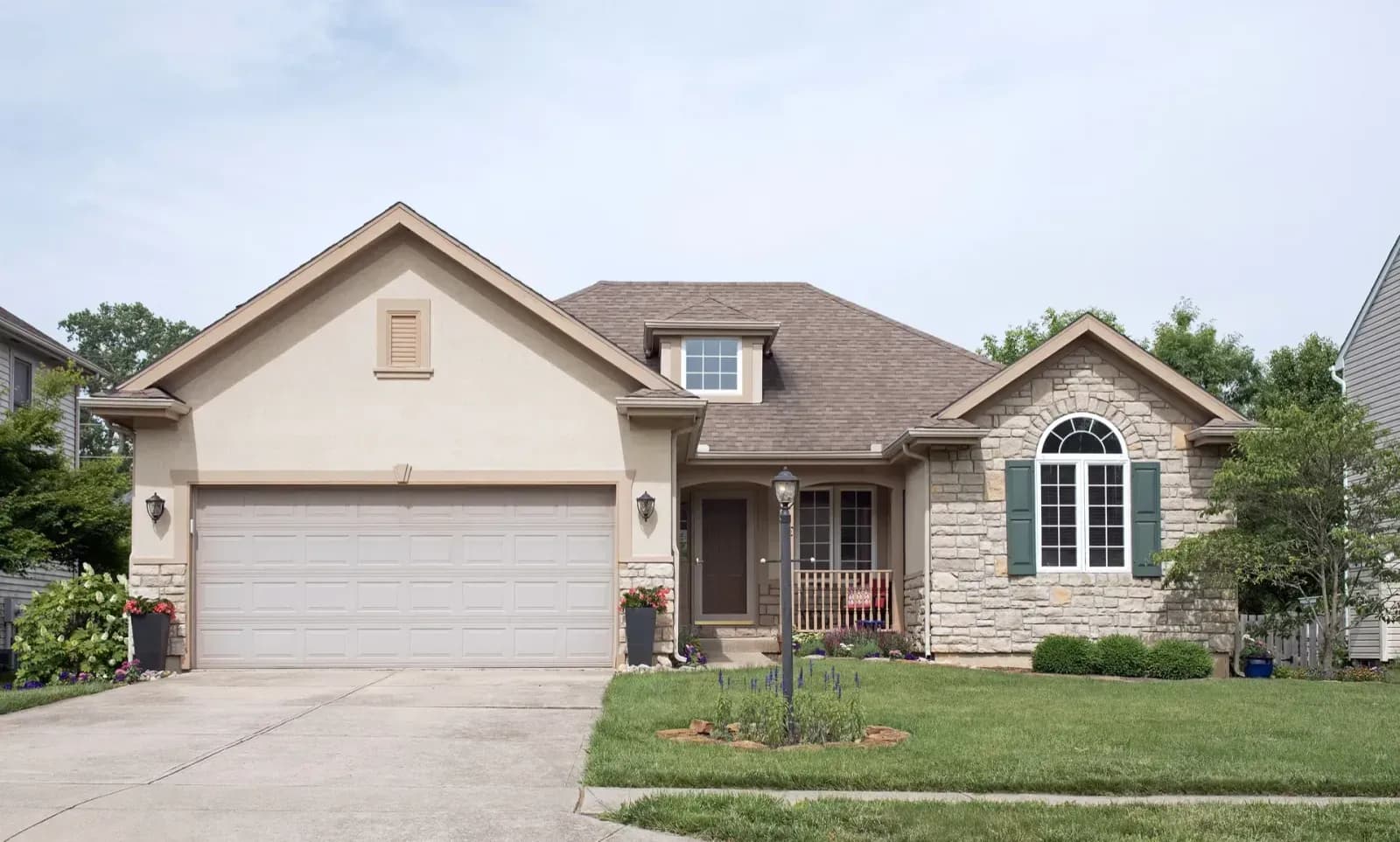 666a5b372e0c181338b1a215_roofing-52-p-1600.webp