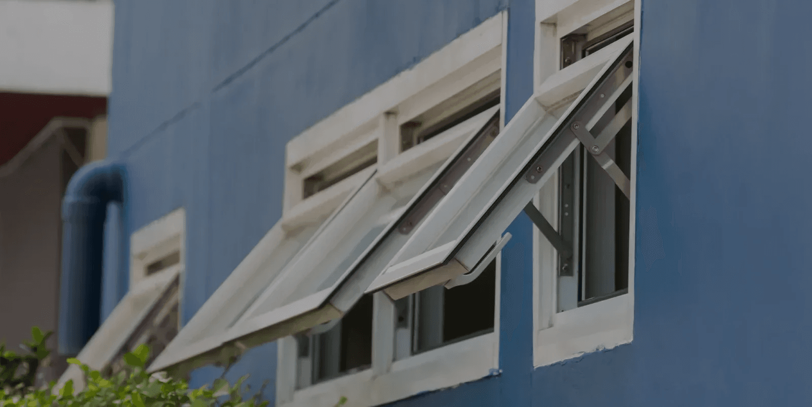 68e7ed1b8959513a9b4f1d56_68999e5a3567a52779479fd1_hero_awning_window_p_1600_ljnhs2extlh38bd5s8jk98 1.png