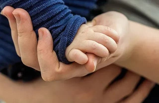 imgi_5_6668f387e22f09c417018761_mother-baby-holding-hands.webp