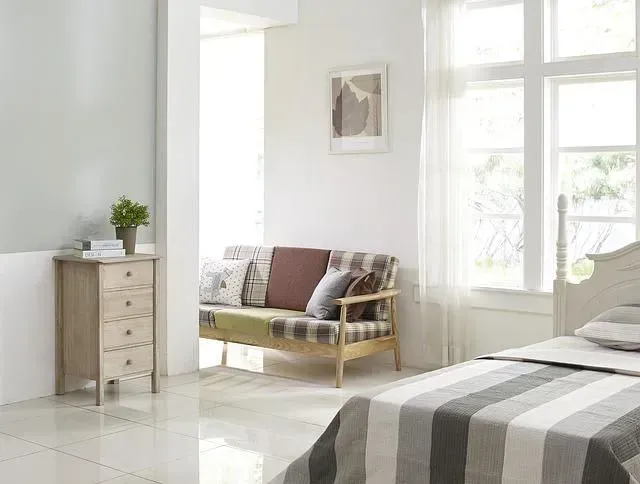 imgi_6_6668f3872d61a178d12f1d6d_single-hung-window-bedroom.webp